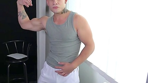 Flexing Hottie Looks So Goddamn Hot With Darrion Kautzer